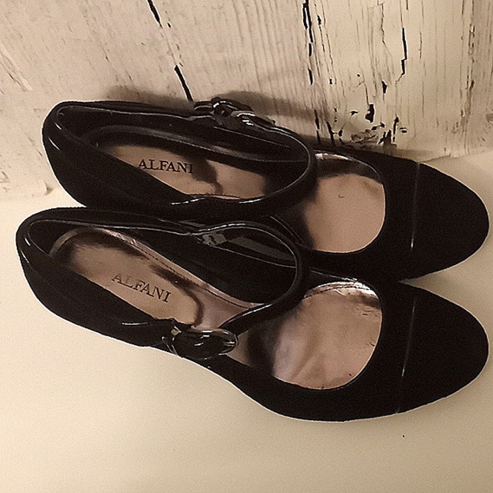Shoes - Picture 4 of 4